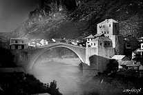 Mostar, rzeka Neretwa i wysokie gory Dynarskie