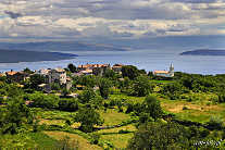 Widok z Predoscica (Chorwacja) na wyspe Krk po lewej