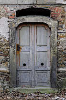 Drzwi z dziurami
