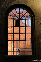 Fotografia zabytkowego okna, Poznan
